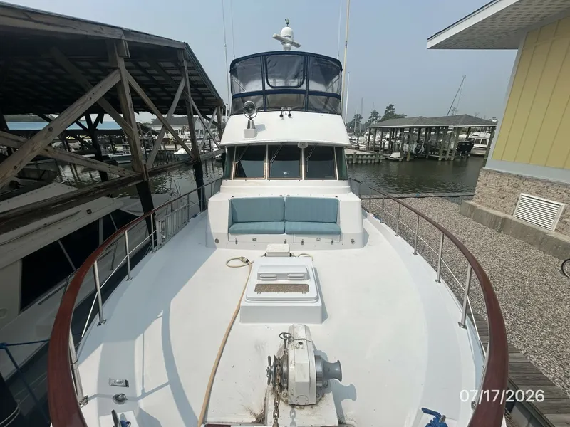 Slide: The Image of 48' Hatteras foredeck aft - 6885871