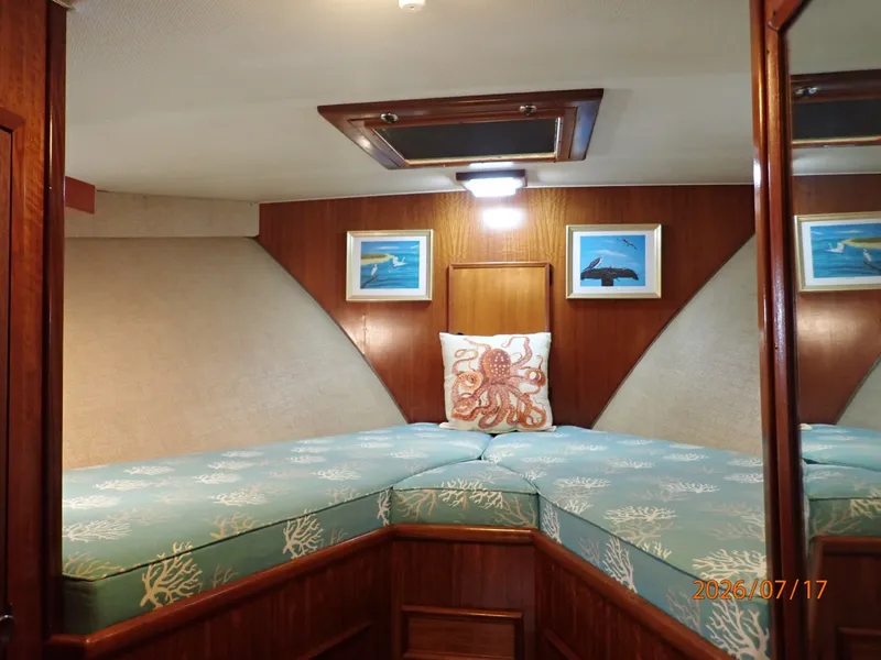 Slide: The Image of 48' Hatteras guest stateroom - 6885880