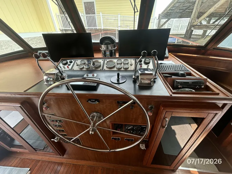 Slide: The Image of 48' Hatteras pilothouse helm3 - 6885902