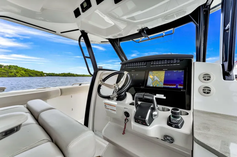 Slide: The Image of Boston Whaler 350 Realm 2023 - 7229004