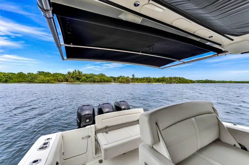 Slide: The Image of Boston Whaler 350 Realm 2023 - 7229020