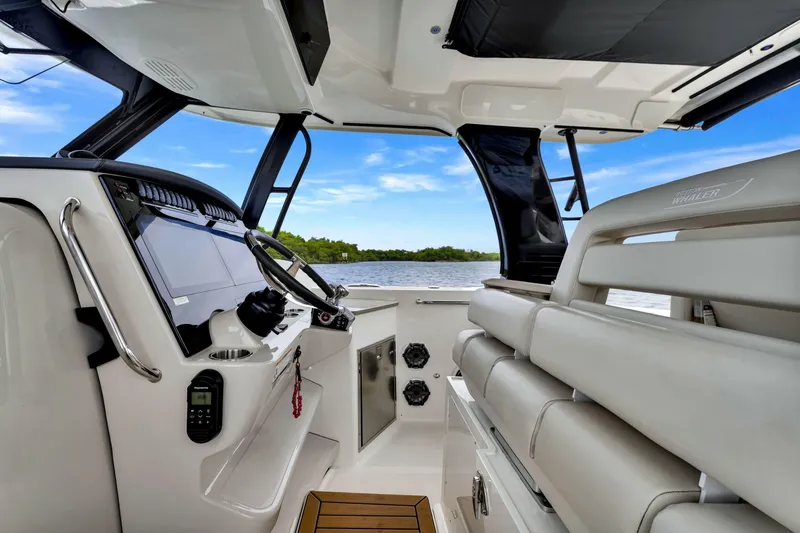 Slide: The Image of Boston Whaler 350 Realm 2023 - 7228989