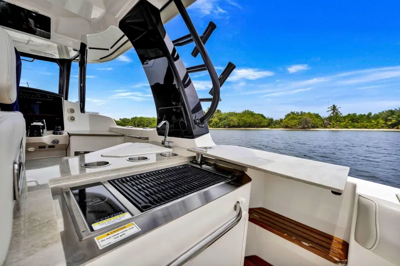 Slide: The Image of Boston Whaler 350 Realm 2023 - 7229052