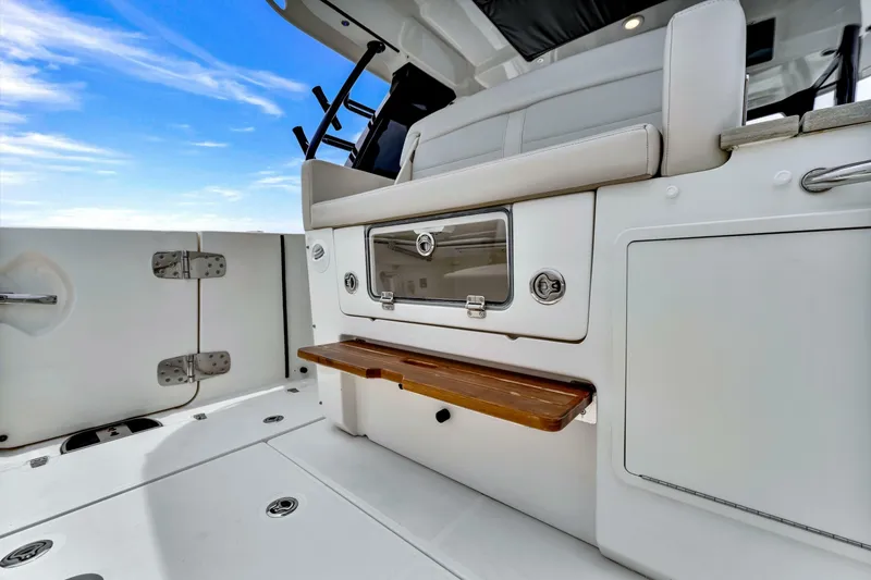 Slide: The Image of Boston Whaler 350 Realm 2023 - 7228977