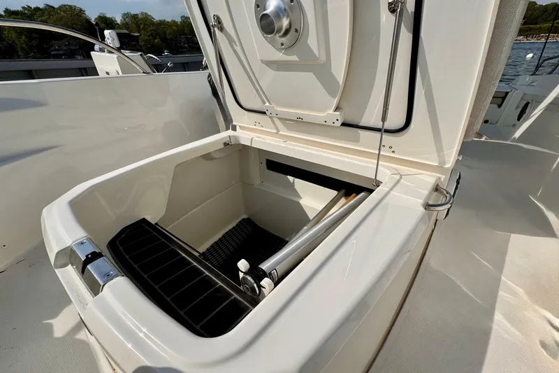 Slide: The Image of Boston Whaler 220 Dauntless 2022 - 6942581