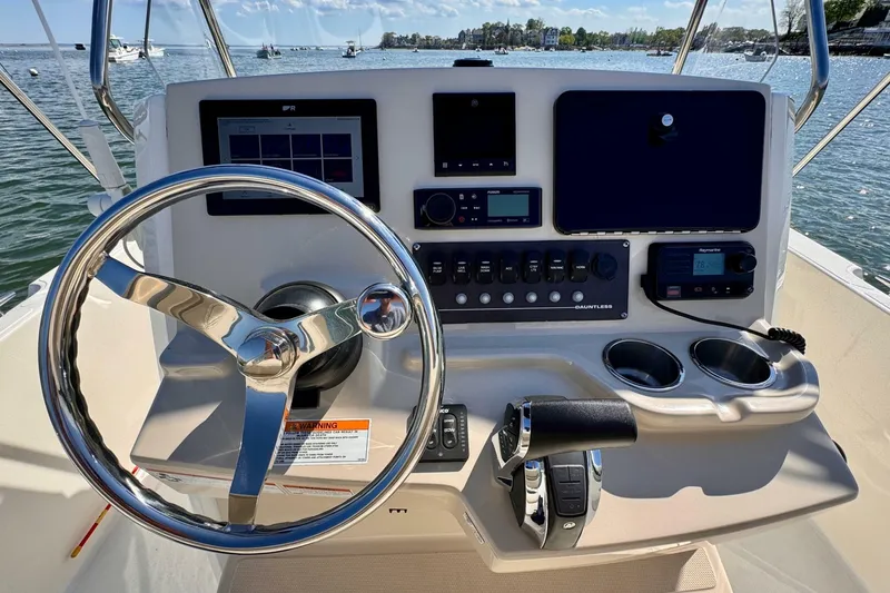 Slide: The Image of Boston Whaler 220 Dauntless 2022 - 6942564