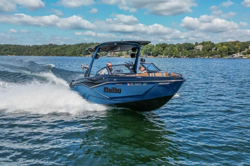 Slide: The Image of Malibu Wakesetter 25 LSV 2022 - 6942821