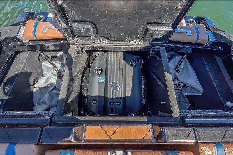 Slide: The Image of Malibu Wakesetter 25 LSV 2022 - 6942887