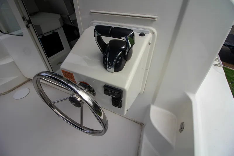 Slide: The Image of Parker Marine 2520 XLD Sport Cabin 2022 - 6942997