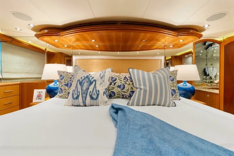 Slide: The Image of Hatteras 100 MAGIC - Stateroom 2005 Hatteras 100 Motoryacht MAGIC - 6888432