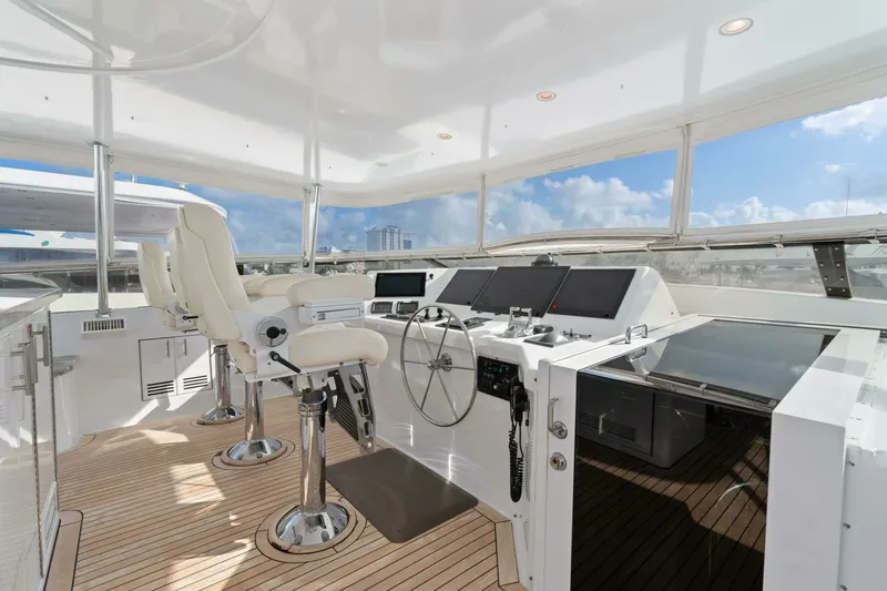 Slide: The Image of Hatteras 100 MAGIC - Flybridge 2005 Hatteras 100 Motoryacht MAGIC - 6888449