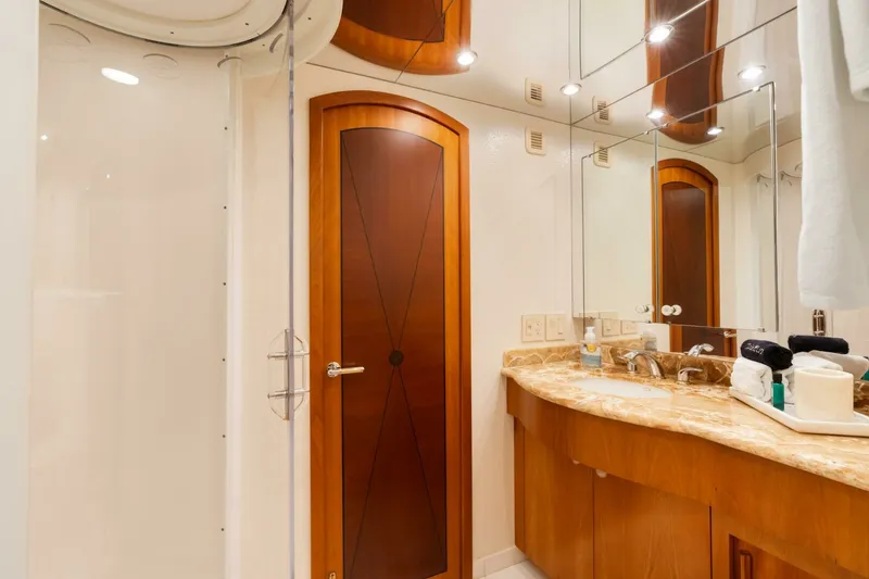 Slide: The Image of Hatteras 100 MAGIC - Head 2005 Hatteras 100 Motoryacht MAGIC - 6888426