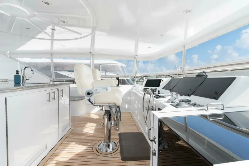Slide: The Image of Hatteras 100 MAGIC - Flybridge 2005 Hatteras 100 Motoryacht MAGIC - 6888445