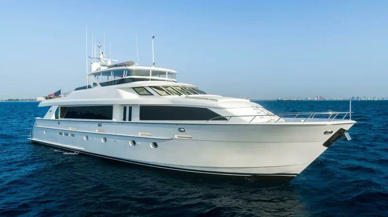 Slide: The Image of Hatteras 100 MAGIC - Starboard Bow Profile 2005 Hatteras 100 Motoryacht MAGIC - 6888459
