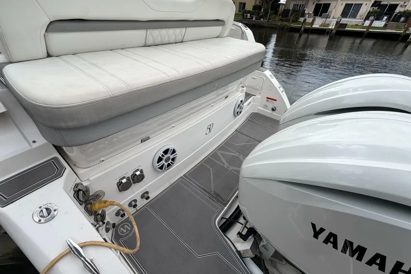 Slide: The Image of Regal 33 XO 2022 - 7534200