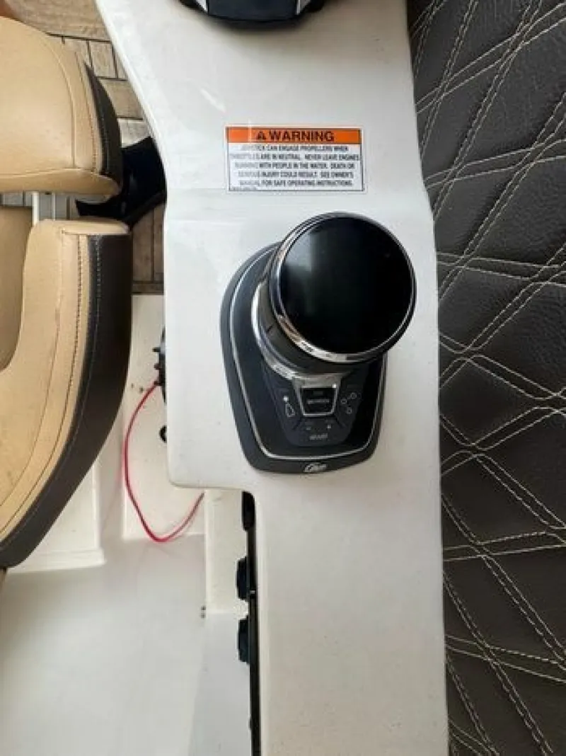 Slide: The Image of Sea Ray 350 SLX 2020 - 6986836