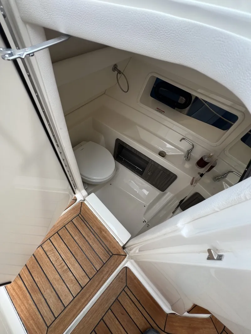 Slide: The Image of Sea Ray 350 SLX 2020 - 6986818
