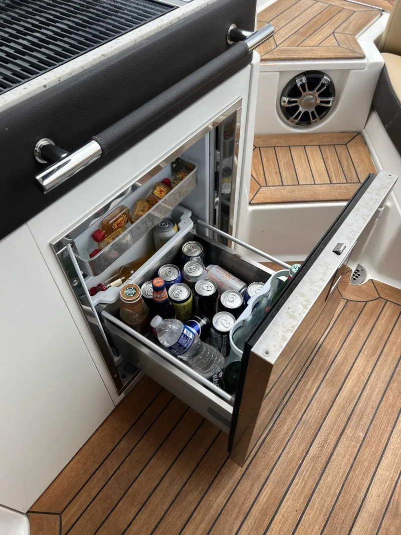 Slide: The Image of Sea Ray 350 SLX 2020 - 6986776