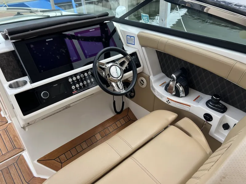 Slide: The Image of Sea Ray 350 SLX 2020 - 6986832