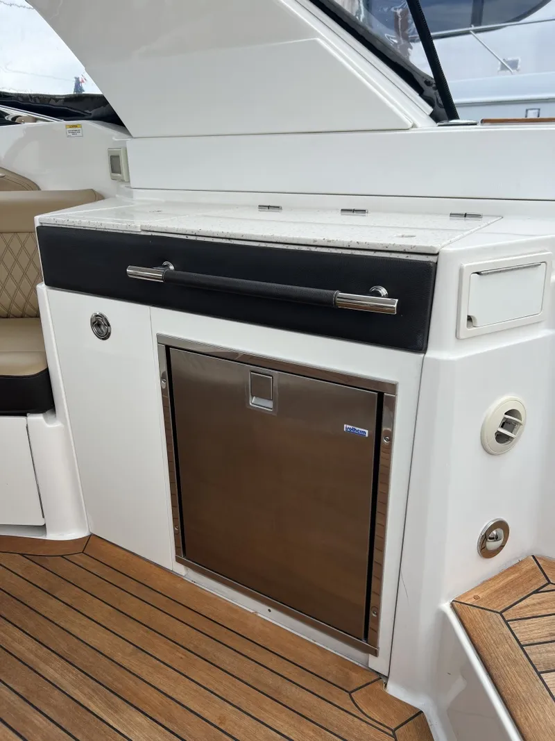 Slide: The Image of Sea Ray 350 SLX 2020 - 6986829