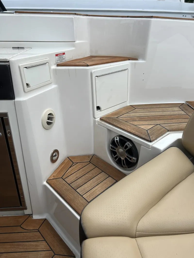Slide: The Image of Sea Ray 350 SLX 2020 - 6986828