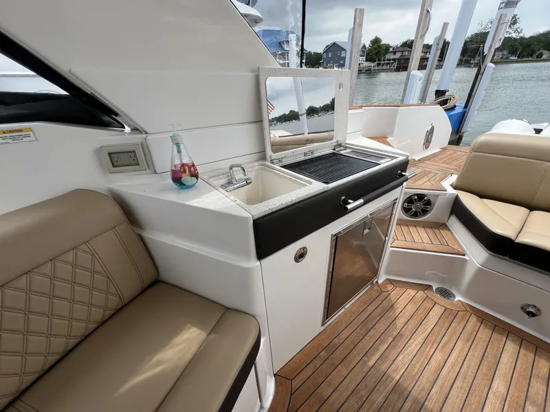 Slide: The Image of Sea Ray 350 SLX 2020 - 6986779