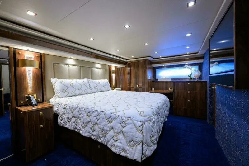 Slide: The Image of Viking 80 - KEMOSABE - Master Stateroom 2024 Viking 80 Convertible KEMOSABE - 6889141