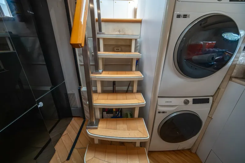 Slide: The Image of Lazzara 76 - Dare to Dream - Laundry 2000 / 2014 76’ Lazzara Skybridge - Dare to Dream - 6889727