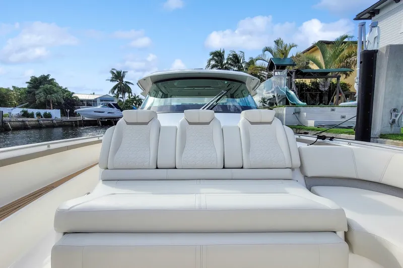 Slide: The Image of Tiara 48 LS 2022 - 7387943