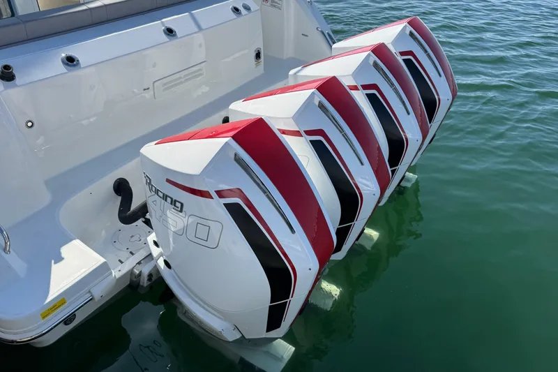 Slide: The Image of Boston Whaler 420 Outrage 2021 - 6943552