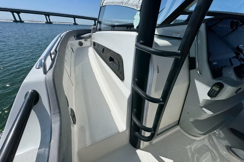 Slide: The Image of Boston Whaler 420 Outrage 2021 - 6943571
