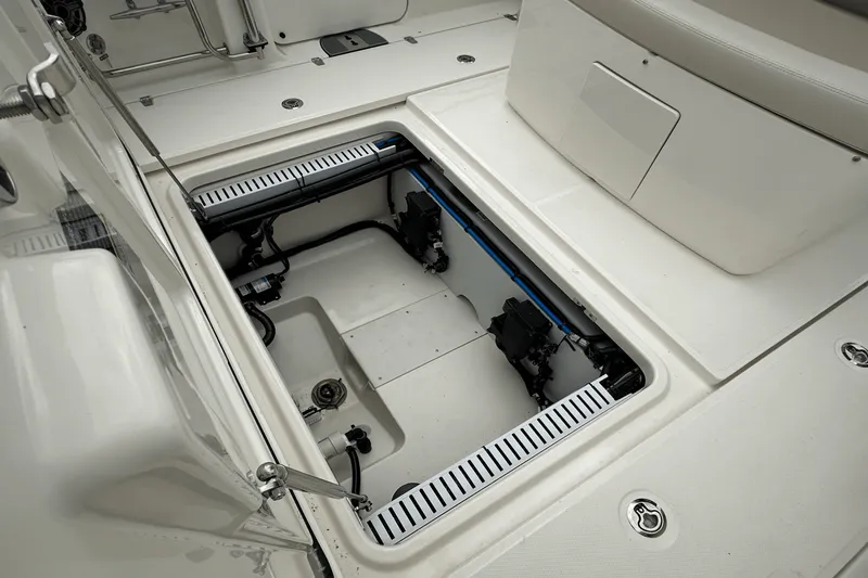 Slide: The Image of Boston Whaler 330 Outrage 2025 - 10