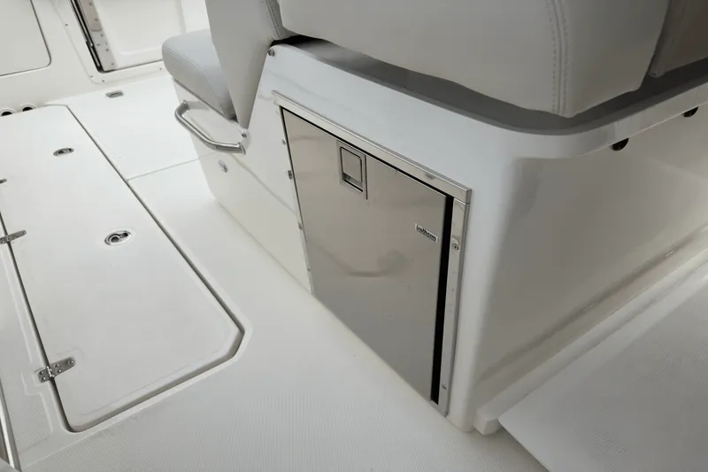 Slide: The Image of Boston Whaler 330 Outrage 2025 - 11