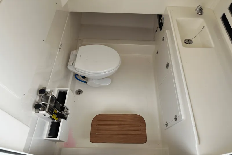 Slide: The Image of Boston Whaler 330 Outrage 2025 - 15