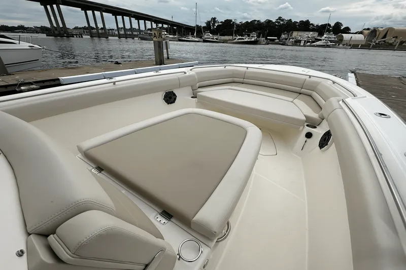 Slide: The Image of Boston Whaler 330 Outrage 2025 - 18