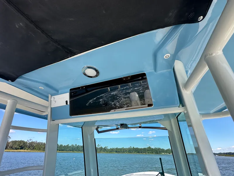 Slide: The Image of Boston Whaler 330 Outrage 2025 - 22