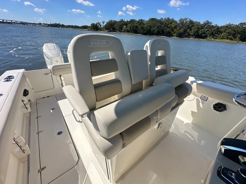 Slide: The Image of Boston Whaler 330 Outrage 2025 - 23