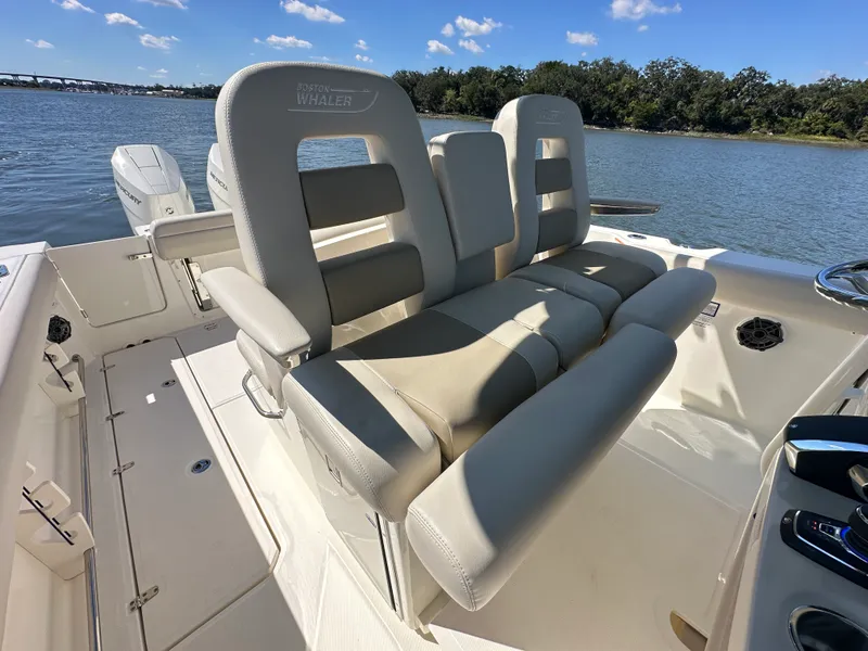 Slide: The Image of Boston Whaler 330 Outrage 2025 - 24