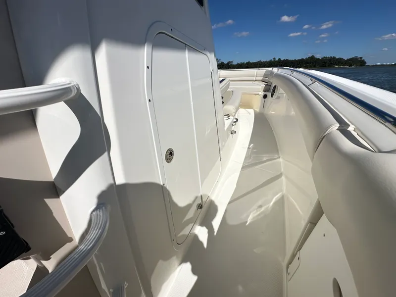 Slide: The Image of Boston Whaler 330 Outrage 2025 - 25
