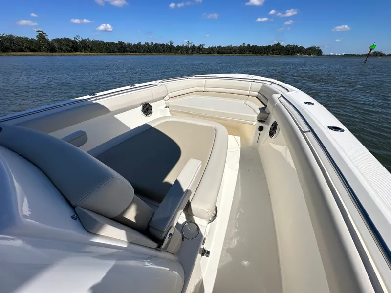 Slide: The Image of Boston Whaler 330 Outrage 2025 - 27