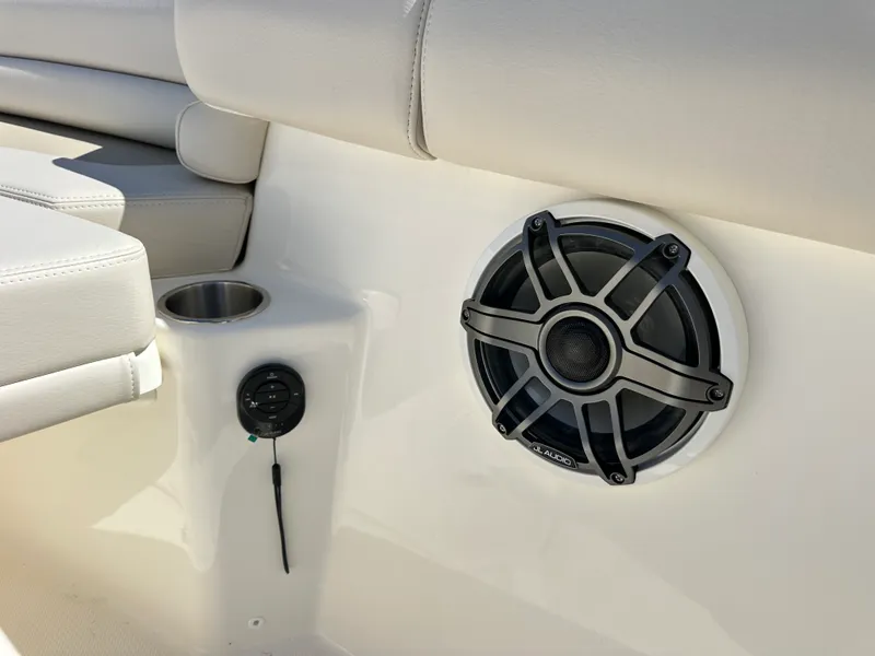 Slide: The Image of Boston Whaler 330 Outrage 2025 - 31