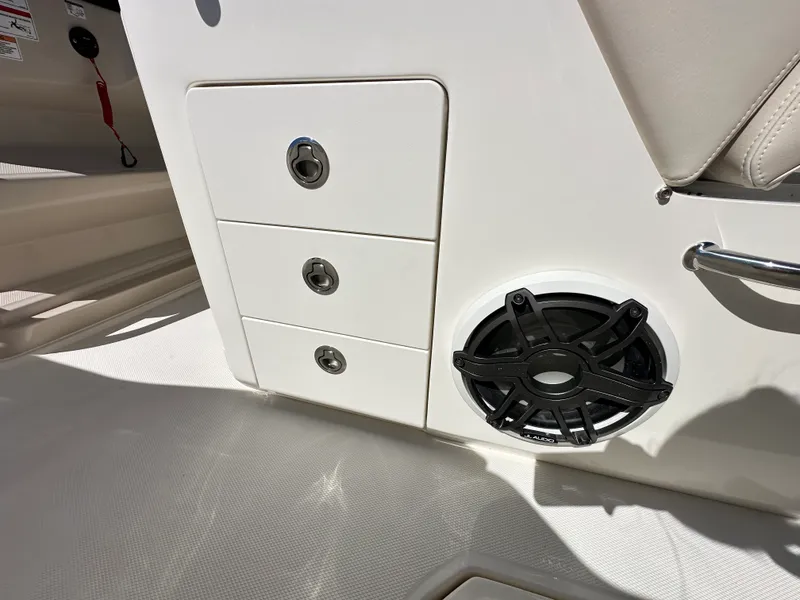 Slide: The Image of Boston Whaler 330 Outrage 2025 - 34
