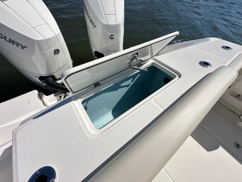 Slide: The Image of Boston Whaler 330 Outrage 2025 - 35