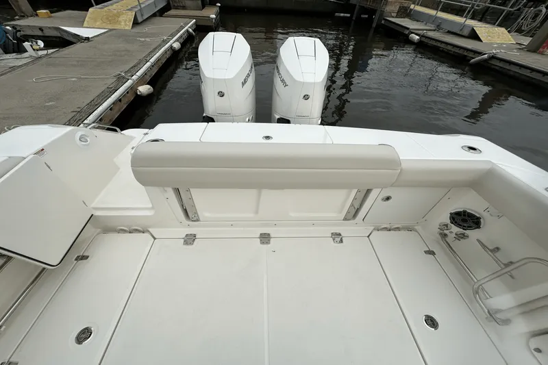 Slide: The Image of Boston Whaler 330 Outrage 2025 - 6