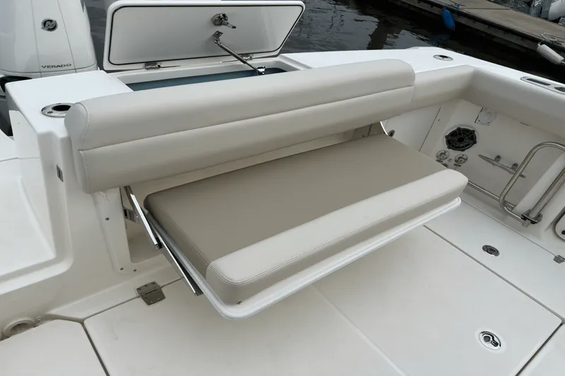 Slide: The Image of Boston Whaler 330 Outrage 2025 - 7