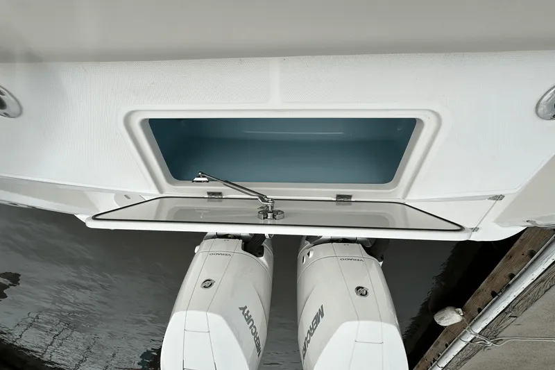 Slide: The Image of Boston Whaler 330 Outrage 2025 - 8