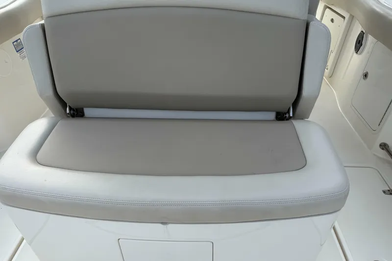 Slide: The Image of Boston Whaler 330 Outrage 2020 - 6944635