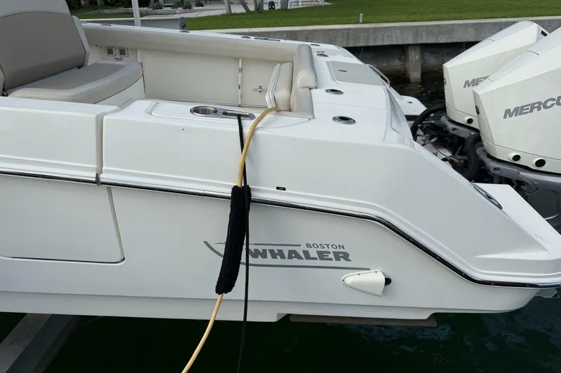 Slide: The Image of Boston Whaler 330 Outrage 2020 - 6944616