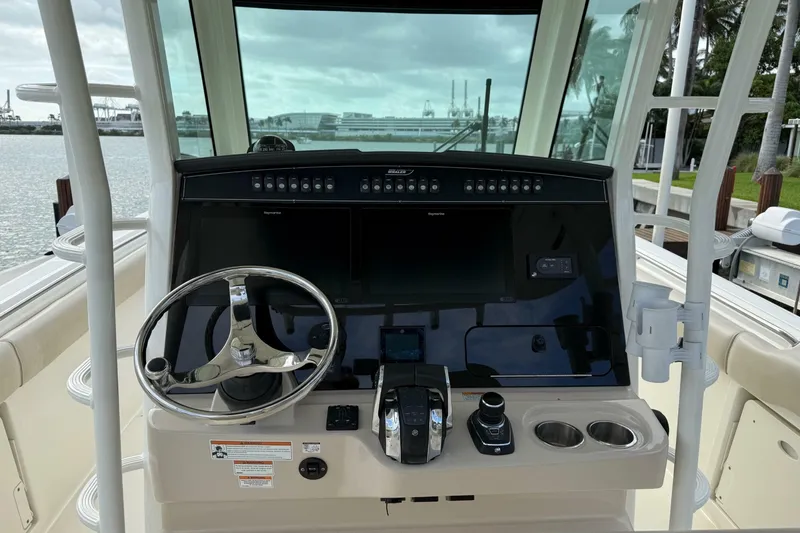 Slide: The Image of Boston Whaler 330 Outrage 2020 - 6944622