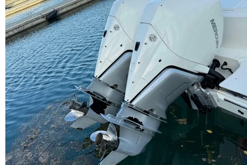 Slide: The Image of Boston Whaler 330 Outrage 2020 - 6944611